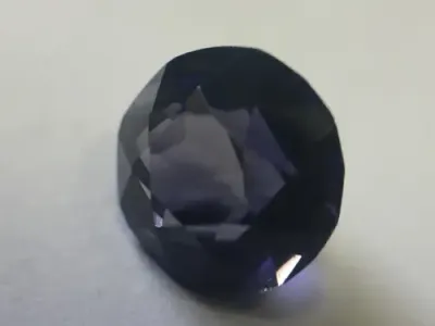 Iolite of 1.52 carat - Round greyish purple with gem lab certificate