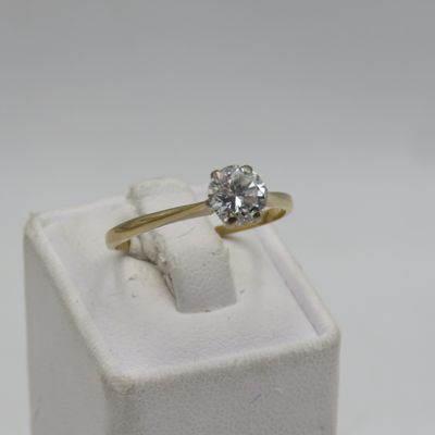18kt Gold ring with large Diamond of about 0,85 carat - Size Q 1/2