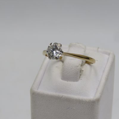 18kt Gold ring with large Diamond of about 0,85 carat - Size Q 1/2
