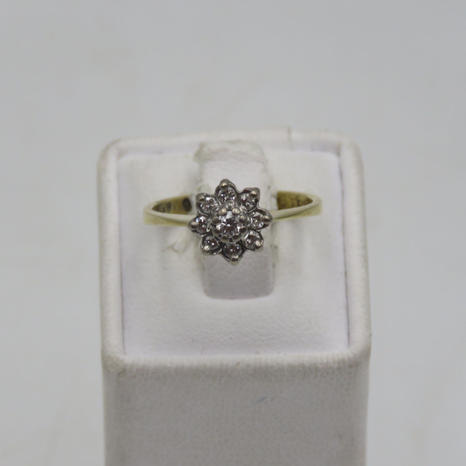 Vintage 18kt Yellow gold diamond ring with 9 small diamonds - Weighs 3,2 grams - Size L 1/2