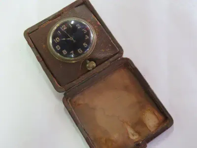 Antique 8 days travelling pocketwatch in leather case with black dial - Working