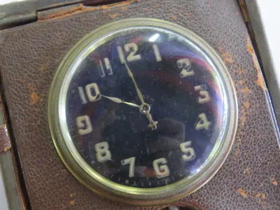 Antique 8 days travelling pocketwatch in leather case with black dial - Working