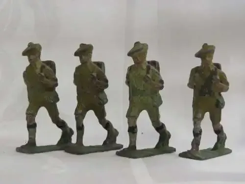 Lot of 4 British lead soldiers with shorts