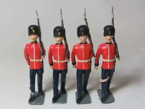 Set of 4 British lead soldiers - Guards marching with rifles
