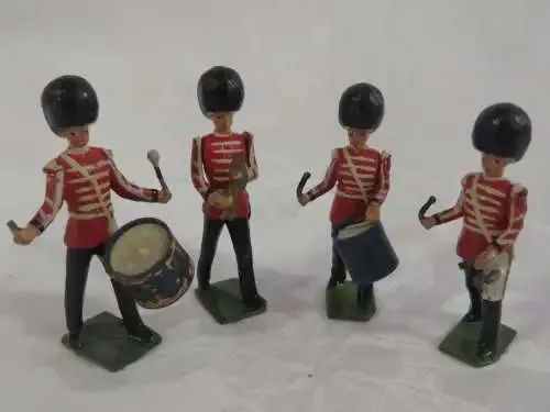 Set of 4 British military band lead soldiers - One drummer lost his drum