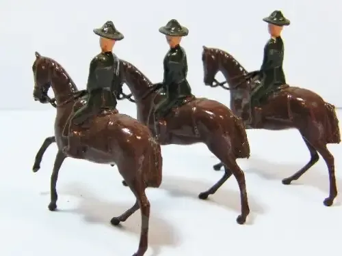 Lot of 3 WW2 British lead soldiers on horses