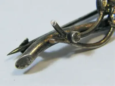 Vintage sterling silver brooch with cubic zirconias - weighs 2.6g
