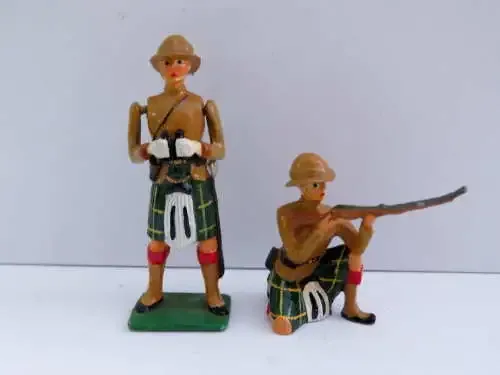 Lot of 2 Scottish lead soldiers - One with rifle and one with binoculars