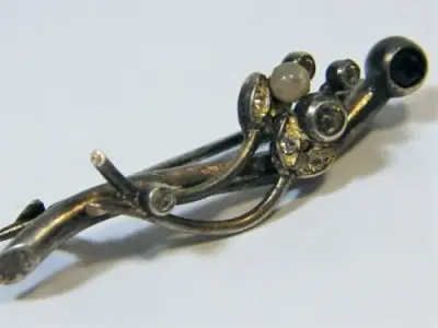 Vintage sterling silver brooch with cubic zirconias - weighs 2.6g