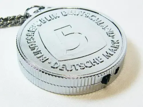 The money maker gas lighter in shape of 5 Mark with chain - in original box - as per photo