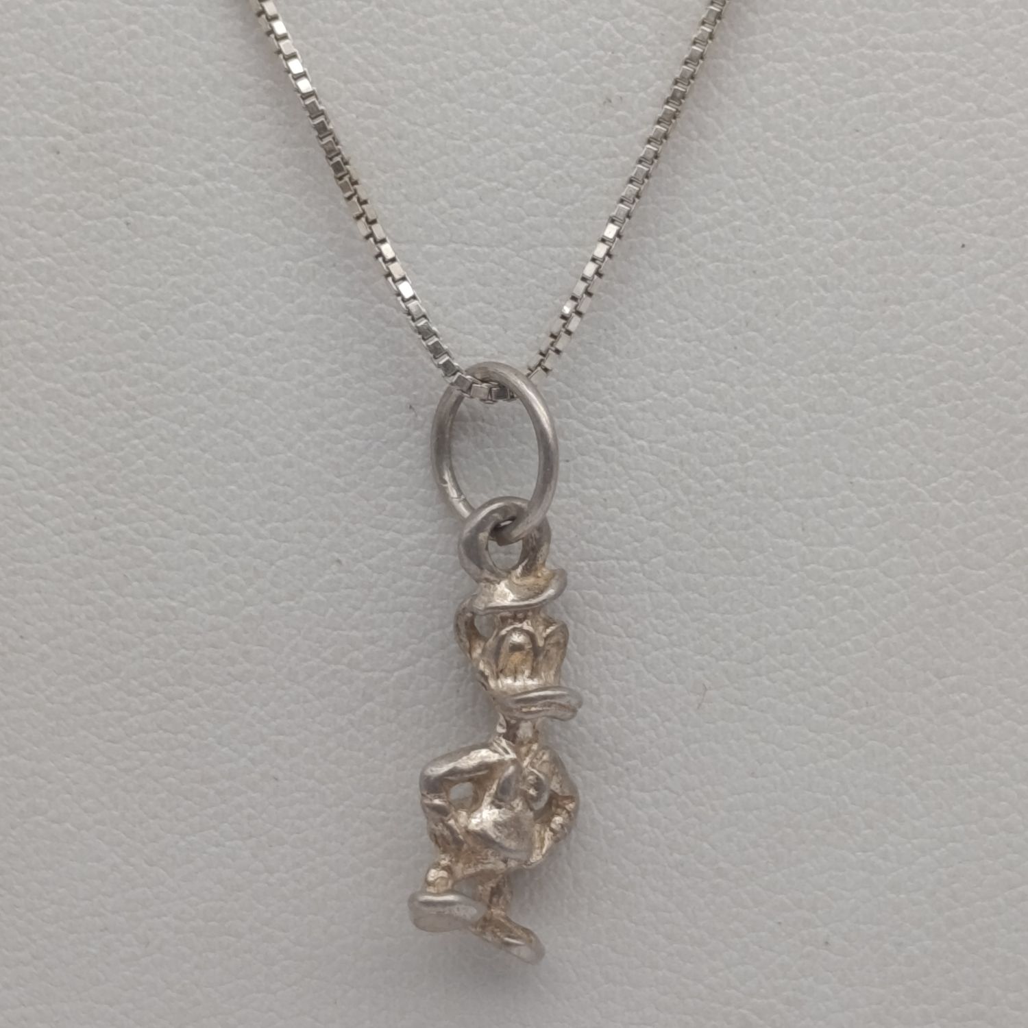 Sterling silver necklace with donald duck pendant - weighs 3.3g - length 39cm