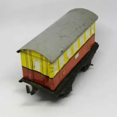 Vintage O-Gauge tinplate passenger coach - made in Belgium