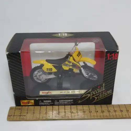 Maisto Suzuki RM250 dirt bike die-cast motorcycle - Scale 1/18 in box