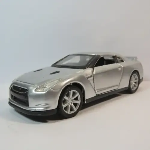 Maisto 2009 Nissan GT-R model car - Scale 1/40 - Pull back action