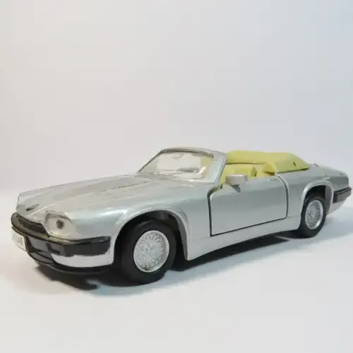 Maisto Jaguar XJS V12 model car - Pull back action - Scale 1/40