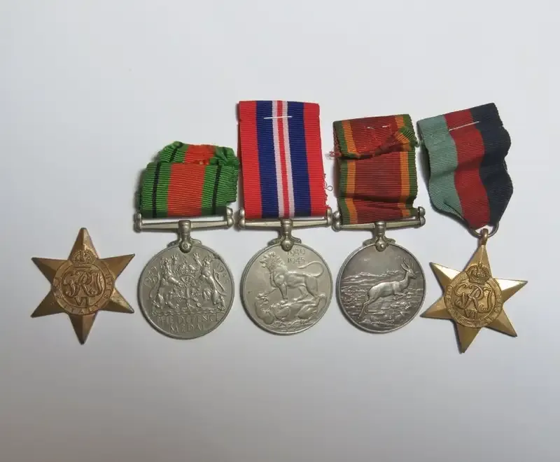 Set of 5 WW2 medals issued to M 19457 H Kok - The Italy star has broken suspender ring