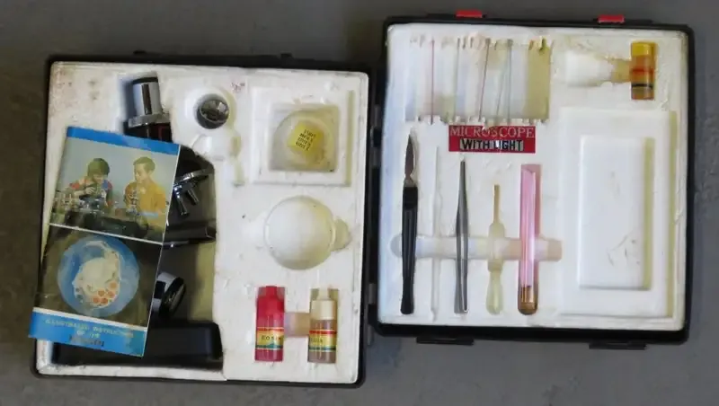 Vintage microscope set in case - Hinges broken