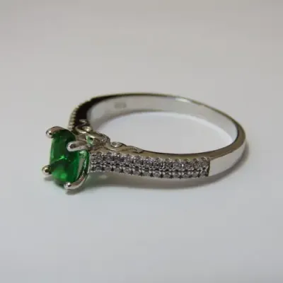 Sterling silver ring with green centre stone and small clear stones - Size 9/R/59 - 3,1 g