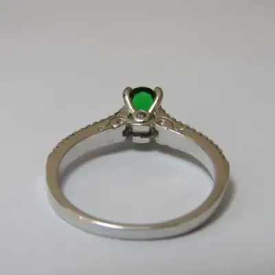 Sterling silver ring with green centre stone and small clear stones - Size 9/R/59 - 3,1 g