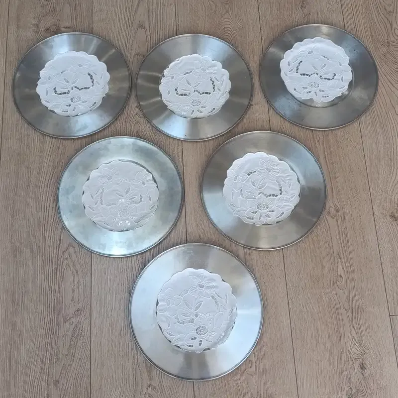 Set of 6 Tin placement plates with dollies