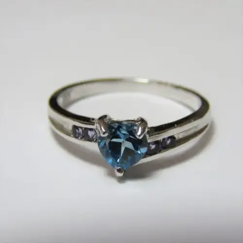 Sterling silver ring 925 with blue heart stone and 4 light purple stones - 2,6 g - Size 8/P/56