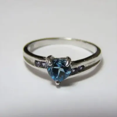 Sterling silver ring 925 with blue heart stone and 4 light purple stones - 2,6 g - Size 8/P/56