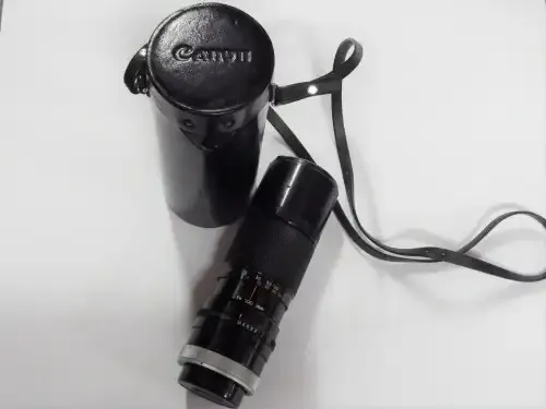 Vintage Canon zoom lens 100mm-200mm 1:5.6 - With caps and case
