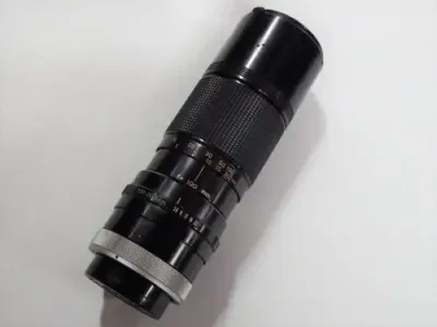Vintage Canon zoom lens 100mm-200mm 1:5.6 - With caps and case