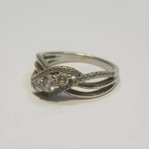 Jeulla Sterling silver ring with 40 small and 3 large clear stones - 3,8 g - Size N