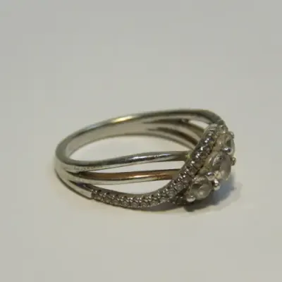 Jeulla Sterling silver ring with 40 small and 3 large clear stones - 3,8 g - Size N