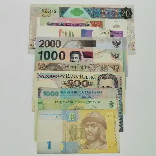 Lot of 10 world banknotes - some better