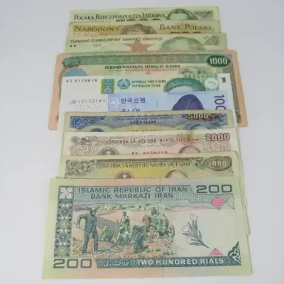 Lot of 10 world bank notes in good condition
