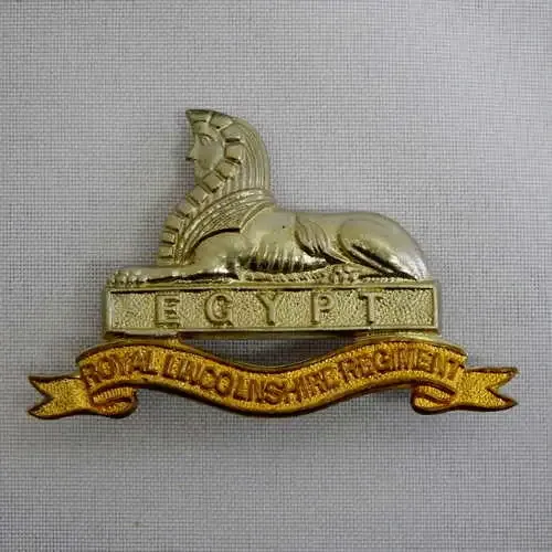 Royal Lincolnshire post 1947 cap badge with lugs variant - scarce