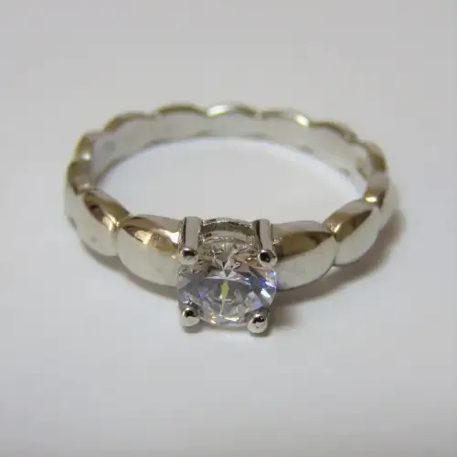 Sterling silver ring with lovely clear stone - Size 8/P - 2,8 g