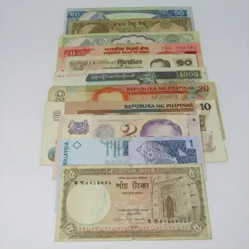 Lot of 10 world bank notes in good condition