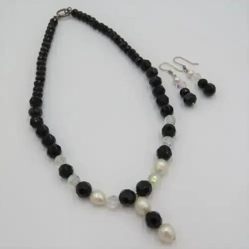 Black bead necklace with pearls and crystals - Possibly Jet - With earrings - Necklace length 48 cm