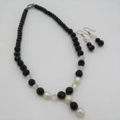 Black bead necklace with pearls and crystals - Possibly Jet - With earrings - Necklace length 48 cm