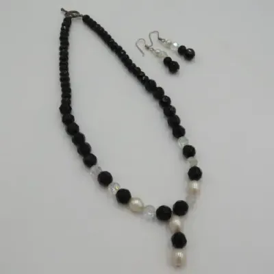 Black bead necklace with pearls and crystals - Possibly Jet - With earrings - Necklace length 48 cm