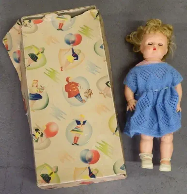 Vintage rubber doll in box - Lid damaged - Box length 47 cm