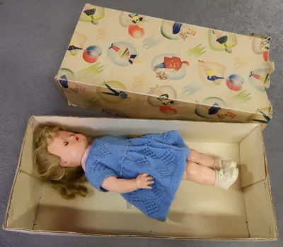 Vintage rubber doll in box - Lid damaged - Box length 47 cm