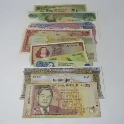 Lot of 10 World banknotes - some uncirculated