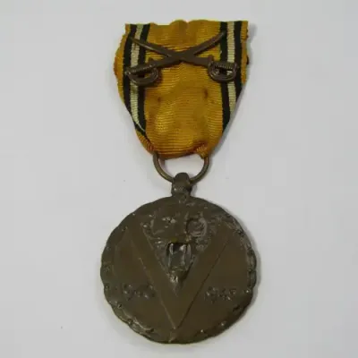 WW2 Belgium commemorative war medal with swords clasp
