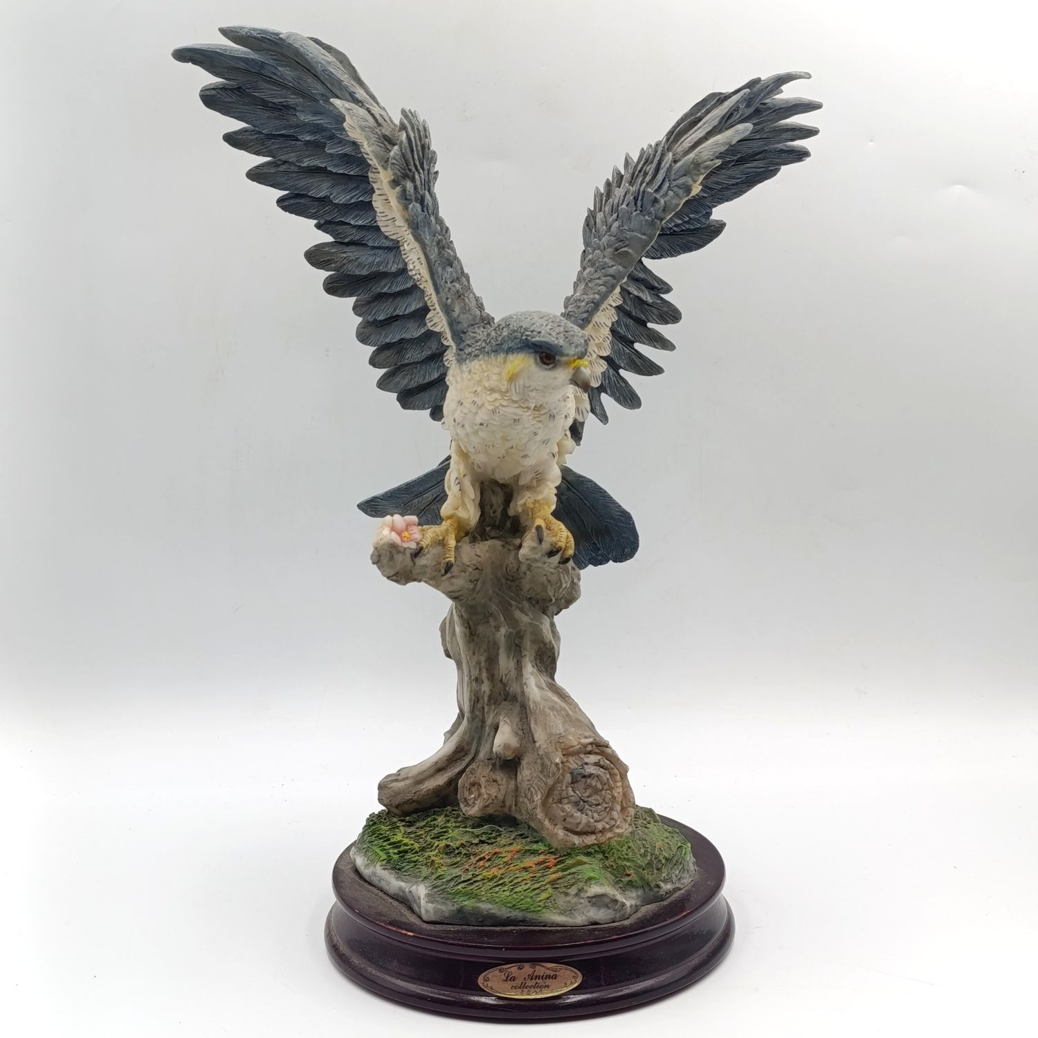 Beautiful Peregrine Falcon poly-resin scuplture - La Anina collection - tail feather chipped