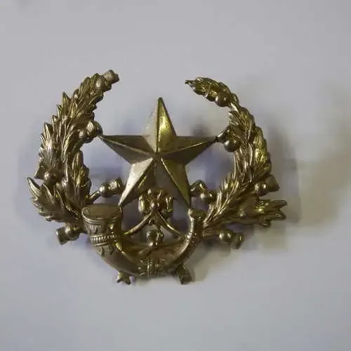 Great Britain The Cameronians (Scottish Rifles) cap badge - White metal lugs