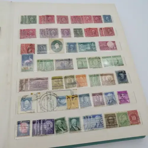 Stamp album with over 1000 world stamps - Many duplicates and some rust
