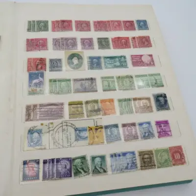 Stamp album with over 1000 world stamps - Many duplicates and some rust