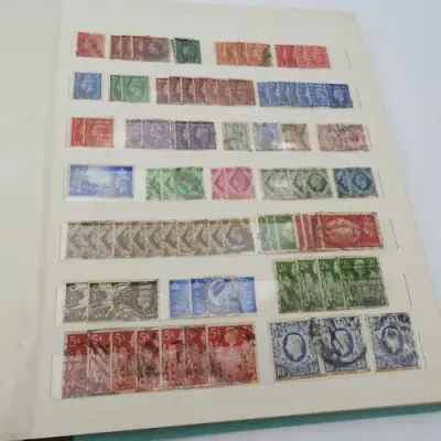 Stamp album with over 1000 world stamps - Many duplicates and some rust
