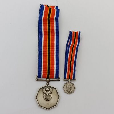SANDF Tshumelo Ikatelaho medal plus miniature #2245