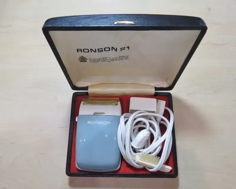Vintage electric Ronson 21 Razor with cord and cleaner - In original box