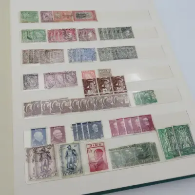 18 Page stamp album with 750 world stamps - Many with rust
